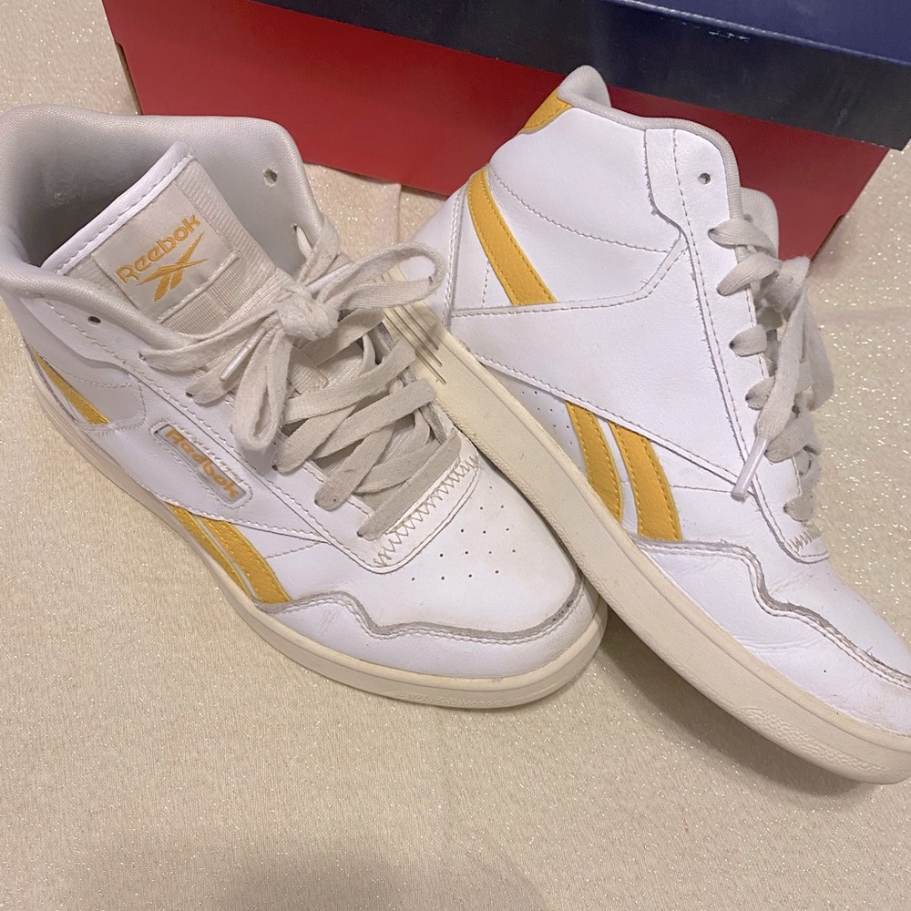 Reebok sz 7 woman’s high top sneakers